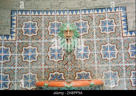 Malibu, CA, États-Unis - 15 juin 2021 : la fontaine Neptune à la Maison Adamson à Malibu, en Californie.La fontaine a fait usage exclusif des carreaux de la Malibu W Banque D'Images