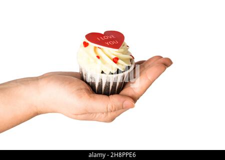 Gâteau en forme de coeur dans la main avec l'inscription Je vous aime sur fond blanc isolé.Cupcake en gros plan en forme de coeur Banque D'Images
