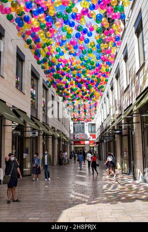 Bordeaux, France - 17 septembre 2021 : promenade Sainte Catherine, centre commercial unique au centre de la ville française.Les gens qui marchent dans les boutiques Banque D'Images