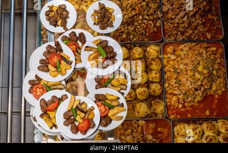 Plats faits maison servis dans les grands plateaux du restaurant à vendre.Cuisine turque traditionnelle. Banque D'Images