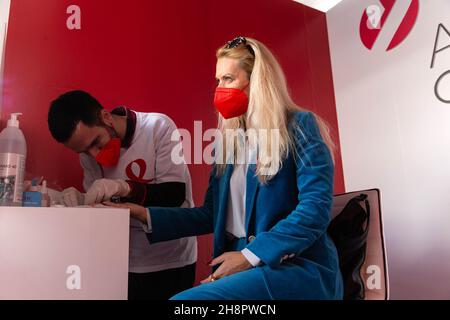 Athènes, Grèce.1er décembre 2021.(211201) -- ATHÈNES, 1er décembre 2021 (Xinhua) -- Une femme est testée au Centre de prévention et de dépistage du VIH et de l'hépatite B et C 'Checkpoint' à Athènes, Grèce, le 1er décembre 2021.L'Organisation nationale de la santé publique (EODY) de Grèce a enregistré 402 nouveaux cas de VIH (virus de l'immunodéficience humaine) entre le début de 2021 et le 1er novembre 2021, en baisse par rapport à 601 cas enregistrés en 2020.Credit: Xinhua/Alay Live News Banque D'Images