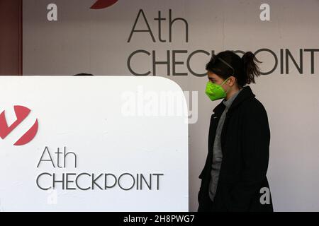 Athènes, Grèce.1er décembre 2021.(211201) -- ATHÈNES, 1er décembre 2021 (Xinhua) -- Une femme visite le Centre de prévention et de dépistage du VIH et de l'hépatite B et C 'point de contrôle' à Athènes, Grèce, le 1er décembre 2021.L'Organisation nationale de la santé publique (EODY) de Grèce a enregistré 402 nouveaux cas de VIH (virus de l'immunodéficience humaine) entre le début de 2021 et le 1er novembre 2021, en baisse par rapport à 601 cas enregistrés en 2020.Credit: Xinhua/Alay Live News Banque D'Images