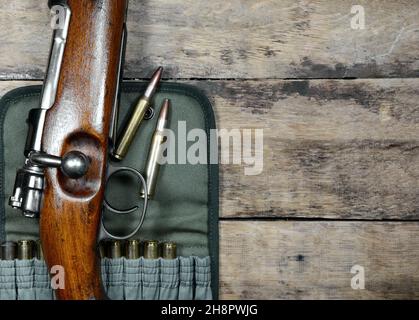 Ancien fusil de chasse et munitions sur fond de bois.vue du dessus. Banque D'Images