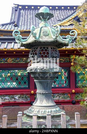 Le sanctuaire d'Ueno Toshogu dans le parc d'Ueno, Tokyo, est un ancien sanctuaire de Shinto avec des parties des bâtiments couverts de feuilles d'or. Banque D'Images