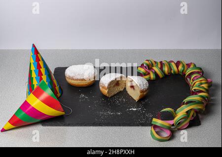 Deux beignets de carnaval berlinois avec une décoration festive Banque D'Images