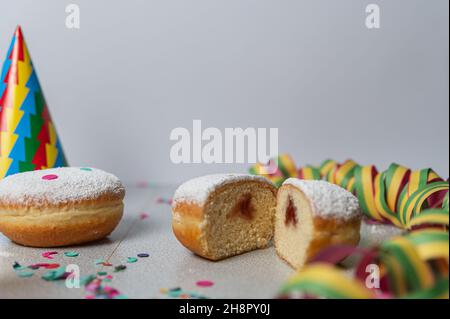 Deux beignets de carnaval berlinois avec une décoration festive Banque D'Images