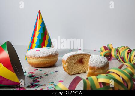 Deux beignets de carnaval berlinois avec une décoration festive Banque D'Images