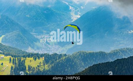 Parapente survolant les montagnes, Dolomites, Italie Banque D'Images