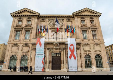 Marseille, France.1er décembre 2021.La façade de l'hôtel de ville de Marseille, décorée de rubans rouges, dans le cadre de la Journée mondiale du sida, célébrée chaque année le 1er décembre, est l'occasion pour les gens du monde entier de s'unir dans la lutte contre le VIH,Montrer son soutien aux personnes vivant avec le VIH/sida et être unis.Le ruban rouge est un symbole international que nous accrochons à nos vêtements pour montrer notre solidarité avec les victimes du VIH et du sida.Crédit : SOPA Images Limited/Alamy Live News Banque D'Images