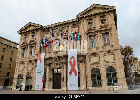 Marseille, France.1er décembre 2021.La façade de l'hôtel de ville de Marseille, décorée de rubans rouges, dans le cadre de la Journée mondiale du sida, célébrée chaque année le 1er décembre, est l'occasion pour les gens du monde entier de s'unir dans la lutte contre le VIH,Montrer son soutien aux personnes vivant avec le VIH/sida et être unis.Le ruban rouge est un symbole international que nous accrochons à nos vêtements pour montrer notre solidarité avec les victimes du VIH et du sida.Crédit : SOPA Images Limited/Alamy Live News Banque D'Images