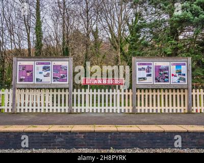 Il s'agit de la gare de Llanberis pour l'attraction touristique Llanberis Lake Railway qui longe la rive de Lyn Padarn dans le nord du pays de Galles Banque D'Images