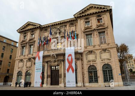 Marseille, France.1er décembre 2021.La façade de l'hôtel de ville de Marseille, décorée de rubans rouges, dans le cadre de la Journée mondiale du sida, célébrée chaque année le 1er décembre, est l'occasion pour les gens du monde entier de s'unir dans la lutte contre le VIH,Montrer son soutien aux personnes vivant avec le VIH/sida et être unis.Le ruban rouge est un symbole international que nous accrochons à nos vêtements pour montrer notre solidarité avec les victimes du VIH et du sida.(Photo de Denis Taust/SOPA Images/Sipa USA) crédit: SIPA USA/Alay Live News Banque D'Images