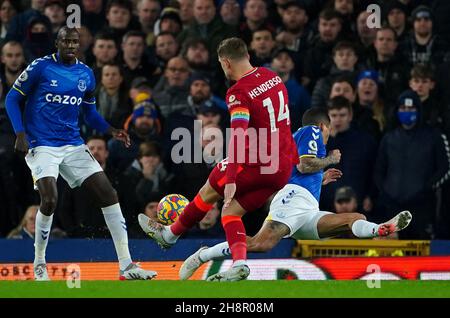 Le Jordan Henderson de Liverpool marque le premier but de son équipe lors du match de la Premier League entre Everton et Liverpool à Goodison Park, Liverpool.Date de la photo: Mercredi 1er décembre 2021. Banque D'Images