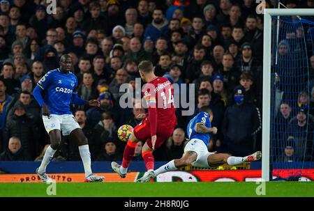 Le Jordan Henderson de Liverpool marque le premier but de son équipe lors du match de la Premier League entre Everton et Liverpool à Goodison Park, Liverpool.Date de la photo: Mercredi 1er décembre 2021. Banque D'Images