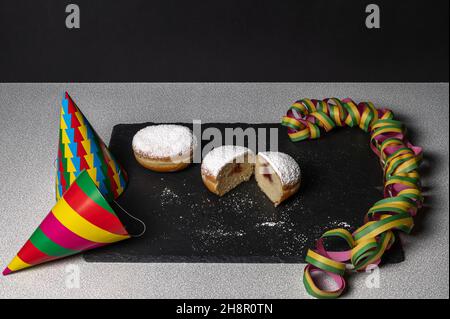 Deux beignets de carnaval berlinois avec une décoration festive Banque D'Images