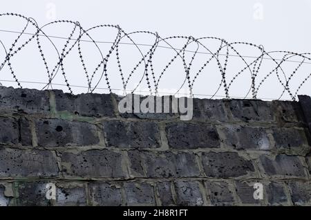 Barrière grise sombre de la prison avec fil barbelé.Cohérence dans la conclusion.Le concept des droits et libertés individuels Banque D'Images