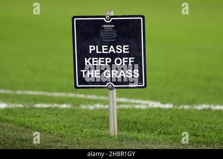 Londres, Royaume-Uni.1er décembre 2021.Un panneau « Please Keep off the grass » au stade de Londres.Match de la Premier League, West Ham Utd / Brighton & Hove Albion au stade de Londres, parc olympique Queen Elizabeth à Londres, le mercredi 1er décembre 2021. Cette image ne peut être utilisée qu'à des fins éditoriales.Utilisation éditoriale uniquement, licence requise pour une utilisation commerciale.Aucune utilisation dans les Paris, les jeux ou les publications d'un seul club/ligue/joueur. photo par Steffan Bowen/Andrew Orchard sports photographie/Alay Live news crédit: Andrew Orchard sports photographie/Alay Live News Banque D'Images