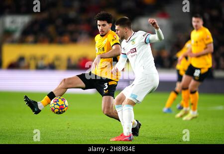 Johann Berg Gudmundsson (au centre) de Burnley et Rayan ait-Nouri (à gauche) de Wolverhampton Wanderers se battent pour le ballon lors du match de la Premier League entre Wolverhampton Wanderers et Burnley au stade Molineux, Wolverhampton.Date de la photo: Mercredi 1er décembre 2021. Banque D'Images