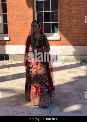 Parc Osterley Richmond. Mari et femme ayant des photos pour un mariage sikh en Angleterre mariée belle ombre sourire sourire sourire souriant posant cour Banque D'Images