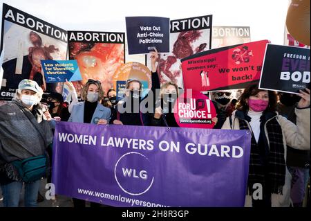 Washington, DC, États-Unis.1er décembre 2021.1er décembre 2021 - Washington, DC, États-Unis :Des personnes portant des panneaux, notamment ceux qui disent ''voter contre les hommes politiques anti-choix'', 'se mettre au choix' et ''les femmes avocats sur garde'', lors d'une manifestation où un grand nombre de manifestants pro-choix et pro-vie se trouvaient devant la Cour suprême le jour où elle a entendu des arguments concernant une loi sur l'avortement au Mississippi.(Image de crédit : © Michael Brochstein/ZUMA Press Wire) Banque D'Images