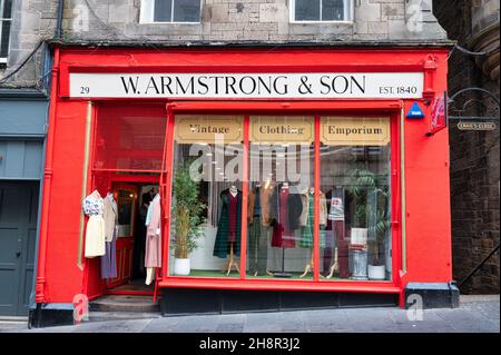 Édimbourg, Écosse - 20 novembre 2021 : l'avant du magasin de vêtements d'époque W Armstrong and son à Édimbourg. Banque D'Images