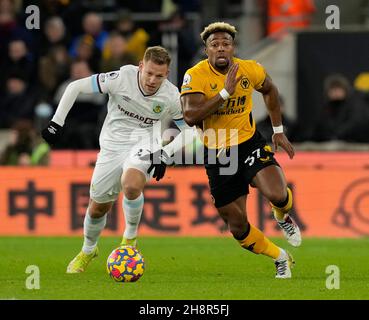 Wolverhampton, Angleterre, 1er décembre 2021.Matej Vydra de Burnley laissé par Adama Traore de Wolverhampton Wanderers pendant le match de la Premier League à Molineux, Wolverhampton.Le crédit photo devrait se lire: Andrew Yates / Sportimage Banque D'Images