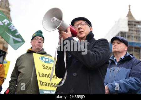 Londres, Royaume-Uni.1er décembre 2021.Peter Kavanagh de Unite the Union - le secrétaire régional de Londres et de l'est a vu parler au méga-téléphone, pendant la manifestation.mouvement syndical commun de transport soutenu par Unite, RMT, Aslef, TSSA et l'ITF, à la cour du Vieux Palais, en face du Parlement.Les travailleurs des transports de Londres sont confrontés à des emplois, à une baisse des salaires et à des réductions de pensions par rapport au plan de sauvetage TFL du gouvernement causé par la pandémie.Crédit : SOPA Images Limited/Alamy Live News Banque D'Images