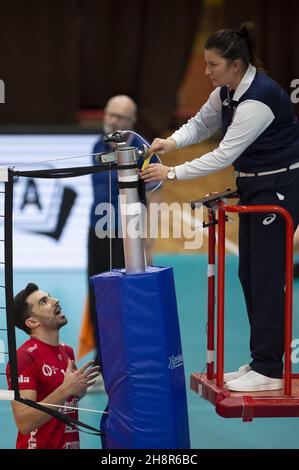 Ceske Budejovice, République tchèque.1er décembre 2021.Miguel Angel de Amo de Jihostroj reçoit la carte jaune lors de la coupe de Volleyball du CEV hommes, 16ème match de finale: Ceske Budejovice vs Kemerovo dans l'arène de sport de Ceske Budejovice, République Tchèque, 1er décembre 2021.Crédit: Vaclav Pancer/CTK photo/Alay Live News Banque D'Images