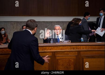 Washington, Vereinigte Staaten.1er décembre 2021.Scott A. Nathan, à gauche, s'entretient avec le sénateur des États-Unis Bob Menendez (démocrate du New Jersey), président du Comité du Sénat américain sur les relations étrangères avant une audience du Comité du Sénat sur les relations étrangères pour sa nomination au poste de directeur général de la United States International Development Finance Corporation, Department of State,Dans l'édifice Dirksen du bureau du Sénat à Washington, DC, le mercredi 1er décembre 2021.Credit: Rod Lamkey/CNP/dpa/Alay Live News Banque D'Images