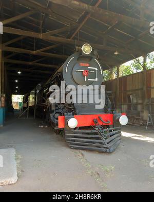 REMEDIOS DE ESCALADA - BUENOS AIRES, ARGENTINE - 22 novembre 2021: Grande locomotive à vapeur anglaise vintage construite par Vulcan Foundry classe 12L Caprotti année Banque D'Images