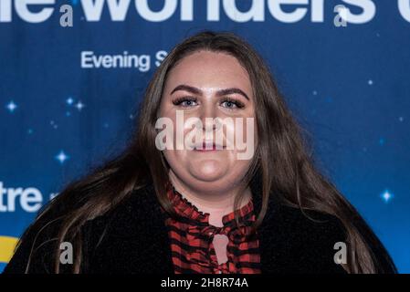 Londres, Royaume-Uni.1er décembre 2021.Clair Norris, actrice, arrive pour la soirée médiatique pour la tournée du Théâtre National et Trafalgar Theatre production de “l'incident curieux du chien dans la nuit” au Théâtre Troubadour Wembley Park.Credit: Stephen Chung / Alamy Live News Banque D'Images