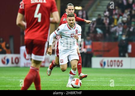 VARSOVIE, POLOGNE - 15 NOVEMBRE 2021 : MATCH DE QUALIFICATION DE LA COUPE DU MONDE DE LA FIFA 2022 POLOGNE - HONGRIE 1:2.En action Kamil Linetty. Banque D'Images