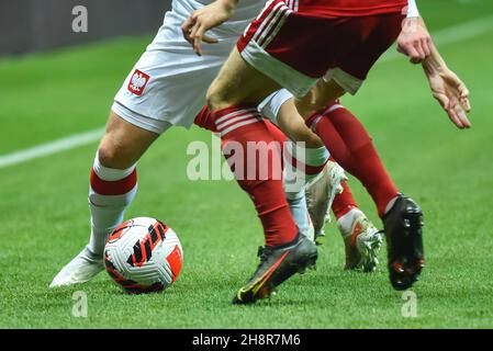 VARSOVIE, POLOGNE - 15 NOVEMBRE 2021 : MATCH DE QUALIFICATION DE LA COUPE DU MONDE DE LA FIFA 2022 POLOGNE - HONGRIE 1:2.Détail des jambes du joueur pendant le dribbling. Banque D'Images