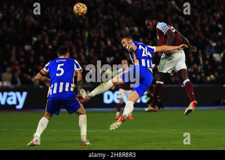 Londres, Royaume-Uni.1er décembre 2021.Michail Antonio de West Ham United (R) têtes à but.Match de la Premier League, West Ham Utd / Brighton & Hove Albion au stade de Londres, parc olympique Queen Elizabeth à Londres, le mercredi 1er décembre 2021. Cette image ne peut être utilisée qu'à des fins éditoriales.Utilisation éditoriale uniquement, licence requise pour une utilisation commerciale.Aucune utilisation dans les Paris, les jeux ou les publications d'un seul club/ligue/joueur. photo par Steffan Bowen/Andrew Orchard sports photographie/Alay Live news crédit: Andrew Orchard sports photographie/Alay Live News Banque D'Images