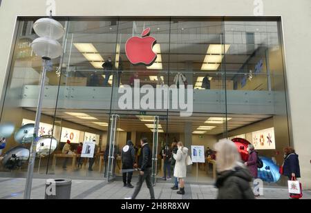 Logo Apple Store en rouge en raison de la Journée mondiale du SIDA en décembre 2021. Banque D'Images