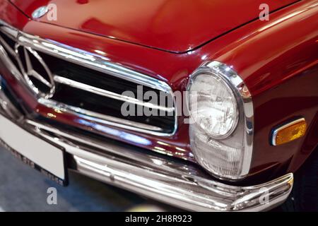 Izmir, Turquie - 21 juin 2021 : gros plan d'un phare de voiture rouge Mercedes 280 sl qui a produit entre 1968 et 1970. Banque D'Images