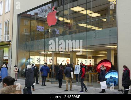 Logo Apple Store en rouge en raison de la Journée mondiale du SIDA en décembre 2021. Banque D'Images