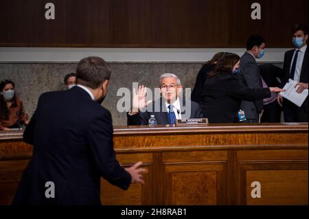 Scott A. Nathan, à gauche, s'entretient avec le sénateur des États-Unis Bob Menendez (démocrate du New Jersey), président du Comité du Sénat américain sur les relations étrangères avant une audience du Comité du Sénat sur les relations étrangères pour sa nomination au poste de directeur général de la United States International Development Finance Corporation, Department of State,Dans l'édifice Dirksen du bureau du Sénat à Washington, DC, le mercredi 1er décembre 2021.Crédit : Rod Lamkey/CNP/MediaPunch Banque D'Images