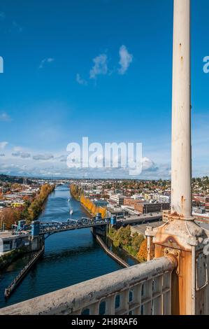 Vue sur le port de plaisance et Fremont Drawbridge depuis le pont Aurora en direction de Fremont, Washington.Une partie du pont Aurora est au premier plan. Banque D'Images