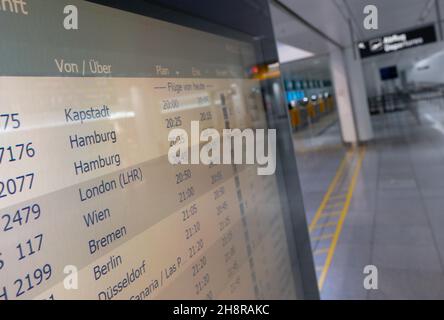 Munich, Allemagne.1er décembre 2021.Un vol Lufthansa au départ du Cap est visible sur un panneau d'affichage dans la zone des arrivées de l'aéroport de Munich.Tous les passagers d'Afrique du Sud doivent passer un test PCR à l'aéroport.Credit: Sven Hoppe/dpa/Alay Live News Banque D'Images