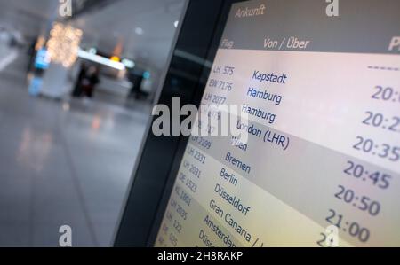 Munich, Allemagne.1er décembre 2021.Un vol Lufthansa au départ du Cap est visible sur un panneau d'affichage dans la zone des arrivées de l'aéroport de Munich.Tous les passagers d'Afrique du Sud doivent passer un test PCR à l'aéroport.Credit: Sven Hoppe/dpa/Alay Live News Banque D'Images