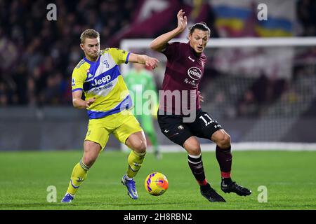 Salerno, Italie.30 novembre 2021.Matthijs de Ligt du FC Juventus et Milan Djuric des États-Unis Salernitana 1919 se disputent le ballon lors de la série Un match entre les États-Unis Salernitana 1919 et Juventus au Stadio Arechi, Salerno, Italie, le 30 novembre 2021.Credit: Giuseppe Maffia/Alay Live News Banque D'Images