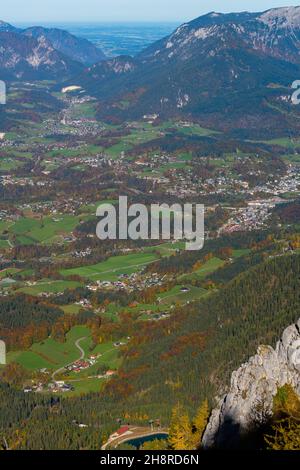 Vue sur Berchtesgaden et les vallées de Jenner Alm sur Jenner Mountain à environ 1800m asl dans les Alpes bavaroises, la haute-Bavière, le sud de l'Allemagne Banque D'Images