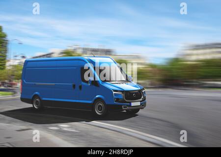 Service de transport avec un minibus bleu se déplaçant rapidement sur la route Banque D'Images