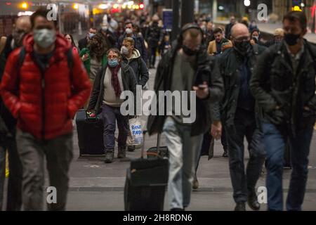 Londres, Royaume-Uni.1er décembre 2021.Les passagers arrivant à la gare de King’s Cross, dans le centre de Londres ; hier, le gouvernement a rendu obligatoire le port du masque dans les transports publics et dans les magasins à la suite de la propagation de la variante d’Omicron.Crédit photo: Marcin Nowak/Alamy Live News Banque D'Images