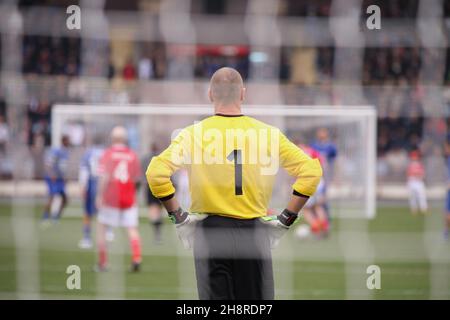 Gardien de but vu pendant le match de football à travers les portes Banque D'Images