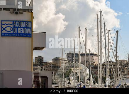 Extérieur de l'Aquarium avec la Biosphère et le paysage urbain en arrière-plan, Gênes, Ligurie, Italie Banque D'Images