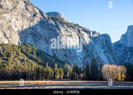 Vue sur le North Dome et les Arches royales de l'autre côté de la prairie de Yosemite Valley, Californie. Banque D'Images