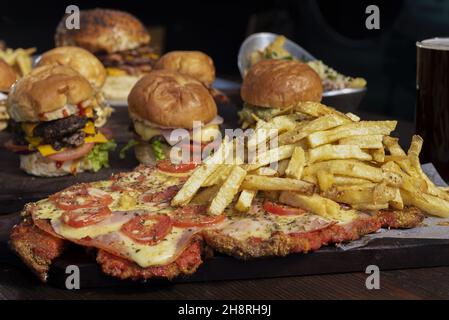 Viande au jambon, aux tomates et au fromage; repas rapide avec hamburgers et frites Banque D'Images