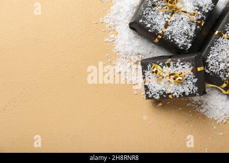 Cadeaux de Noël avec neige sur fond de couleur Banque D'Images